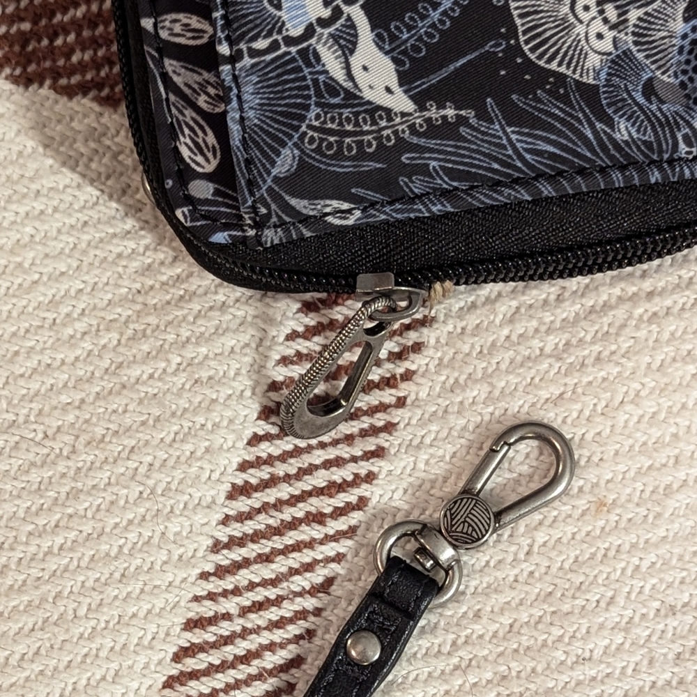 NWOT wristlet with cross body detachable strap - Picture 10 of 14